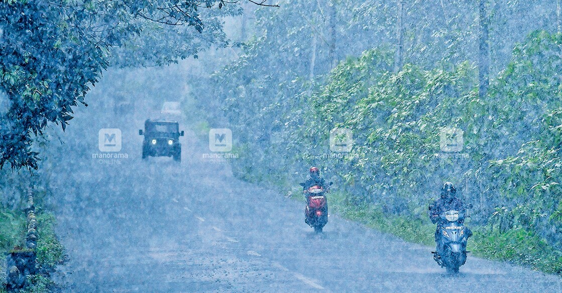 തകർത്ത് തിമിർത്ത് മഴ...: ഓറഞ്ച് അലർട്ട് പ്രഖ്യാപിച്ചിരുന്ന ജില്ലയുടെ പല ഭാഗത്തും ഇന്നലെ കനത്ത മഴയായിരുന്നു. തൊടുപുഴ മലങ്കരയ്ക്കു സമീപത്തെ മഴക്കാഴ്ച.     ചിത്രം: മനോരമ