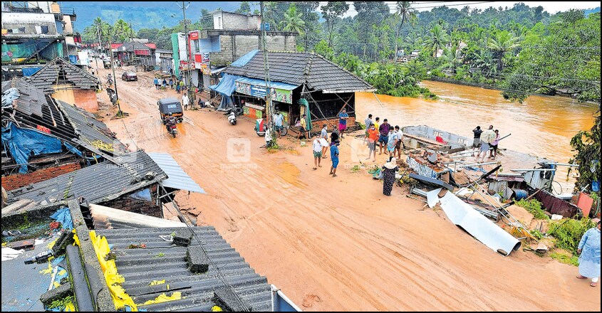 പ്രളയത്തിനു ശേഷം ചെളി കെട്ടിക്കിടക്കുന്ന കൂട്ടിക്കൽ ടൗൺ. ചിത്രങ്ങൾ: റിജോ ജോസഫ്, വിഷ്ണു സനൽ∙ മനോരമ പ്രളയത്തിനു ശേഷം ചെളി കെട്ടിക്കിടക്കുന്ന കൂട്ടിക്കൽ ടൗൺ. ചിത്രങ്ങൾ: റിജോ ജോസഫ്, വിഷ്ണു സനൽ∙ മനോരമ