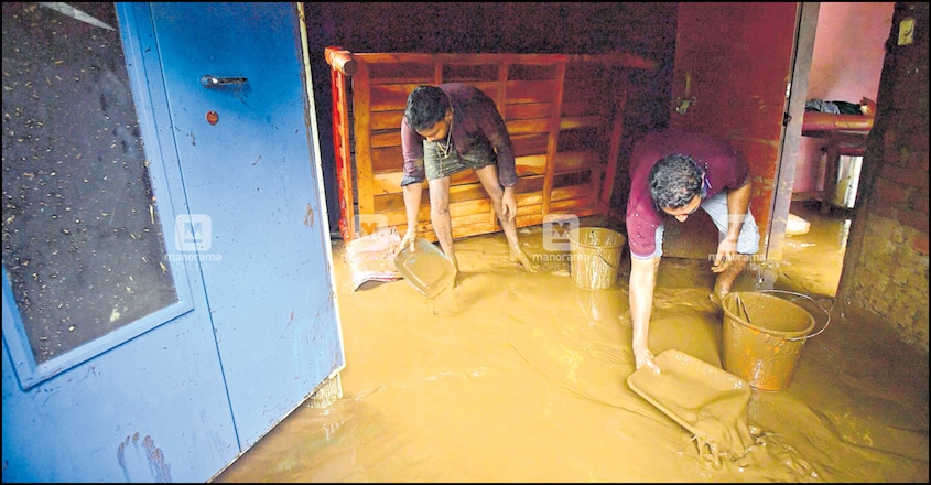ജീവിതം വീണ്ടെടുക്കാൻ... കൊക്കയാറിലുണ്ടായ വെള്ളപ്പൊക്കത്തിൽ ചെളി കയറിയ വീട് വൃത്തിയാക്കുന്നവർ. ജീവിതം വീണ്ടെടുക്കാൻ... കൊക്കയാറിലുണ്ടായ വെള്ളപ്പൊക്കത്തിൽ ചെളി കയറിയ വീട് വൃത്തിയാക്കുന്നവർ.