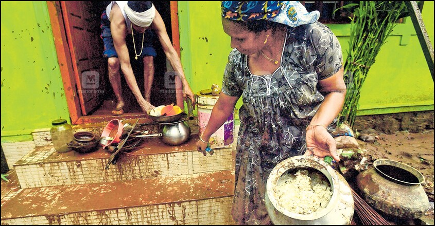 അന്നമാണ്; പക്ഷേ... കൊക്കയാറിൽ ഉരുൾപൊട്ടലിനെത്തുടർന്നു വെള്ളം കയറിയ വീട്ടിൽ ഇന്നലെ വെള്ളം ഇറങ്ങിയ ശേഷം വീടു വൃത്തിയാക്കുന്നതിനിടെ നേരത്തേ ഉണ്ടാക്കിയ ചോറ് പുറത്തുകളയാനായി കൊണ്ടുപോകുന്നു. അന്നമാണ്; പക്ഷേ... കൊക്കയാറിൽ ഉരുൾപൊട്ടലിനെത്തുടർന്നു വെള്ളം കയറിയ വീട്ടിൽ ഇന്നലെ വെള്ളം ഇറങ്ങിയ ശേഷം വീടു വൃത്തിയാക്കുന്നതിനിടെ നേരത്തേ ഉണ്ടാക്കിയ ചോറ് പുറത്തുകളയാനായി കൊണ്ടുപോകുന്നു.