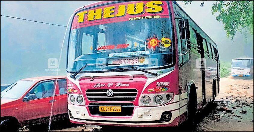 പുല്ലുപാറയിൽ ഉരുൾപൊട്ടലുണ്ടായ സ്ഥലത്ത് കുടുങ്ങിയ തേജസ്സ് ബസ്. പിന്നാലെയെത്തിയ കെഎസ്ആർടിസി ബസും കാണാം. ഈ ബസിലേക്കാണ് യാത്രക്കാരെ സുരക്ഷിതമായി മാറ്റിയത്. പുല്ലുപാറയിൽ ഉരുൾപൊട്ടലുണ്ടായ സ്ഥലത്ത് കുടുങ്ങിയ തേജസ്സ് ബസ്. പിന്നാലെയെത്തിയ കെഎസ്ആർടിസി ബസും കാണാം. ഈ ബസിലേക്കാണ് യാത്രക്കാരെ സുരക്ഷിതമായി മാറ്റിയത്.