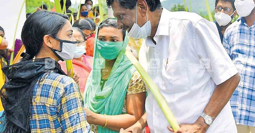 പുറപ്പുഴ സെന്റ് സെബാസ്റ്റ്യൻസ് ദേവാലയത്തിലെ ഓശാന ഞായർ തിരുക്കർമങ്ങൾ കഴിഞ്ഞ് പുറത്തേക്കിറങ്ങിയ തൊടുപുഴ മണ്ഡലത്തിലെ യുഡിഎഫ് സ്ഥാനാർഥി പി.ജെ.ജോസഫ് ഇടവക അംഗങ്ങളുമായി സൗഹൃദം പങ്കിടുന്നു. പുറപ്പുഴ സെന്റ് സെബാസ്റ്റ്യൻസ് ദേവാലയത്തിലെ ഓശാന ഞായർ തിരുക്കർമങ്ങൾ കഴിഞ്ഞ് പുറത്തേക്കിറങ്ങിയ തൊടുപുഴ മണ്ഡലത്തിലെ യുഡിഎഫ് സ്ഥാനാർഥി പി.ജെ.ജോസഫ് ഇടവക അംഗങ്ങളുമായി സൗഹൃദം പങ്കിടുന്നു.