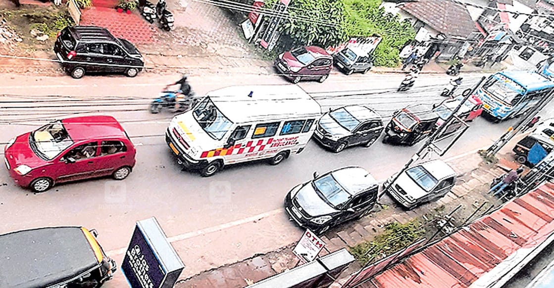 ഇന്നലെ തൊടുപുഴ നഗരത്തിൽ ഇടുക്കി റോഡിൽ ഉണ്ടായ ഗതാഗതക്കുരുക്ക് .