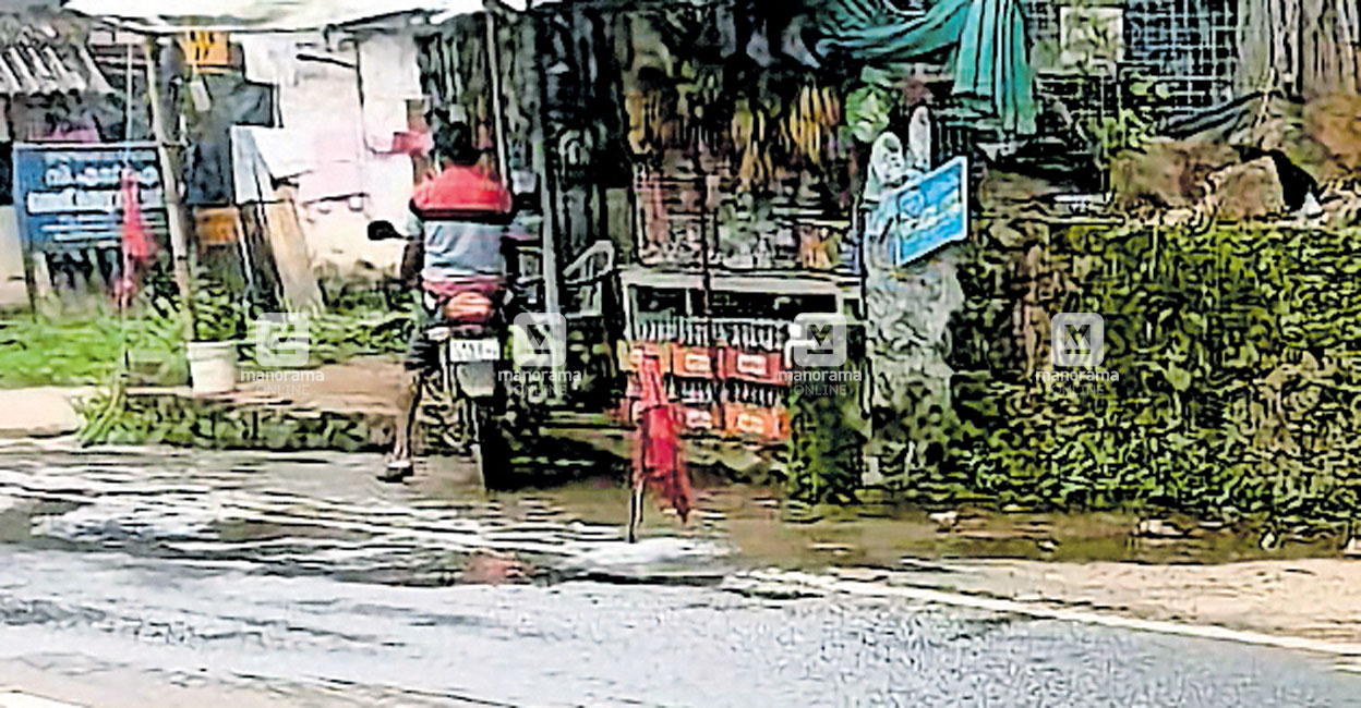 വെള്ളം റോഡിൽനിന്ന് കോരിക്കുടിക്കാം! ശുദ്ധജലം പാഴാകാൻ തുടങ്ങിയിട്ട്