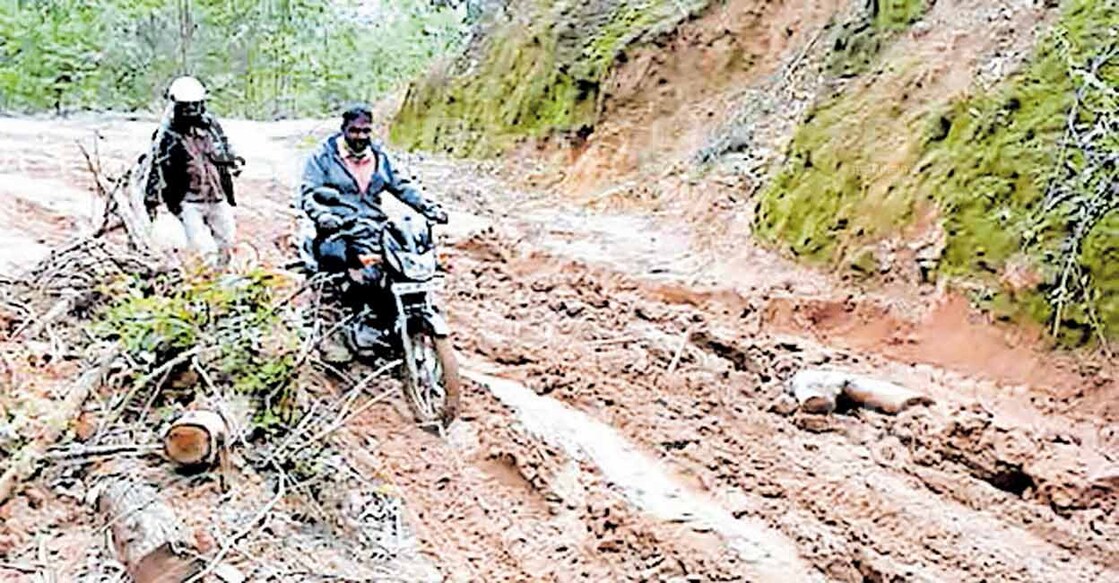 തകർന്നു കിടക്കുന്ന മൂന്നാർ - സൈലന്റ് വാലി റോഡ്.  