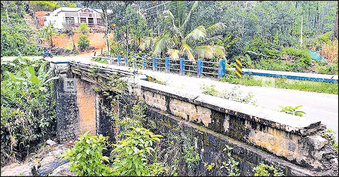 മൂന്നാർ – കുമളി റോഡിൽ ശാന്തൻപാറയ്ക്കു സമീപത്തെ 7 പതിറ്റാണ്ട് പഴക്കമുള്ള പാലം.  