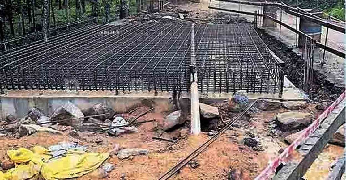 പുതുതായി പണിയുന്ന പാലത്തിന് നടുവിൽ ജല അതോറിറ്റിയുട പൈപ്പ്; ഇതു വളരെ മോശം