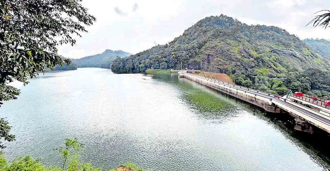 idukki-rajakumari-dam പന്നിയാർ പുഴയുടെ മഴപ്രദേശങ്ങളിൽ കനത്ത മഴ പെയ്തതോടെ ജലസമൃദ്ധമായ പാെന്മുടി അണക്കെട്ട്.