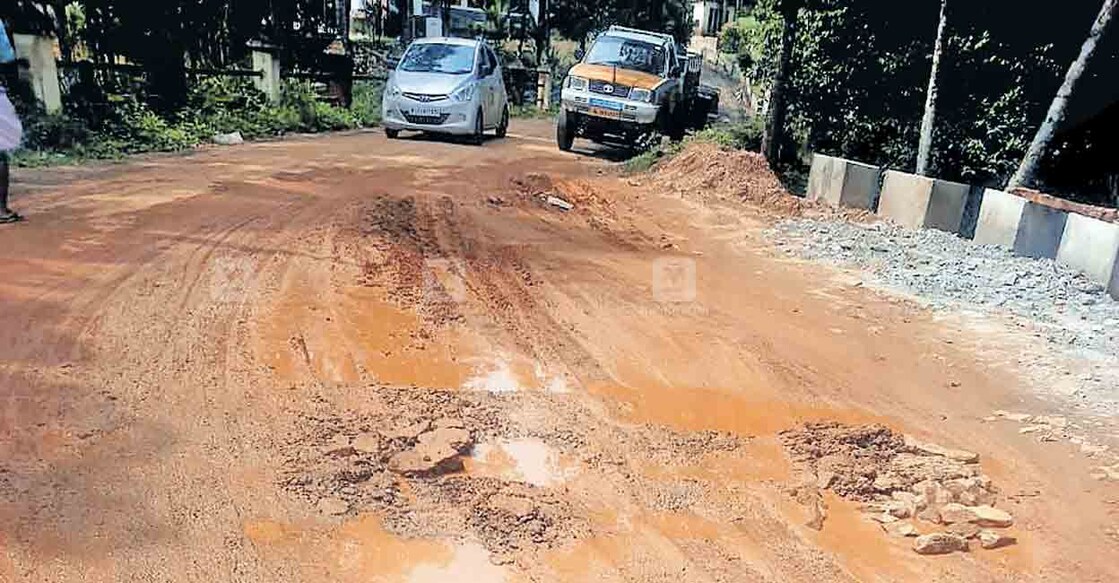 തൊമ്മൻകുത്ത് നടയ്ക്കൽ  പാലം പുതുക്കിപ്പണിയുന്നതിന്റെ ഭാഗമായി ജല അതോറിറ്റി മുറിച്ചുമാറ്റിയ പൈപ്പ് പൊട്ടി വെള്ളം ഒഴുകി റോഡ് ചെളിക്കുളമായ നിലയിൽ.  