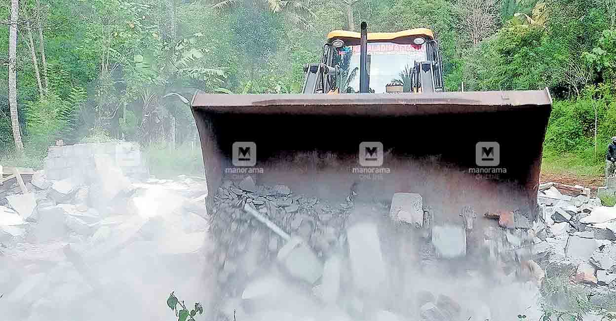 ജല അതോറിറ്റി അഞ്ചുരുളിയിൽ 2 കെട്ടിടങ്ങൾ പൊളിച്ചുനീക്കി