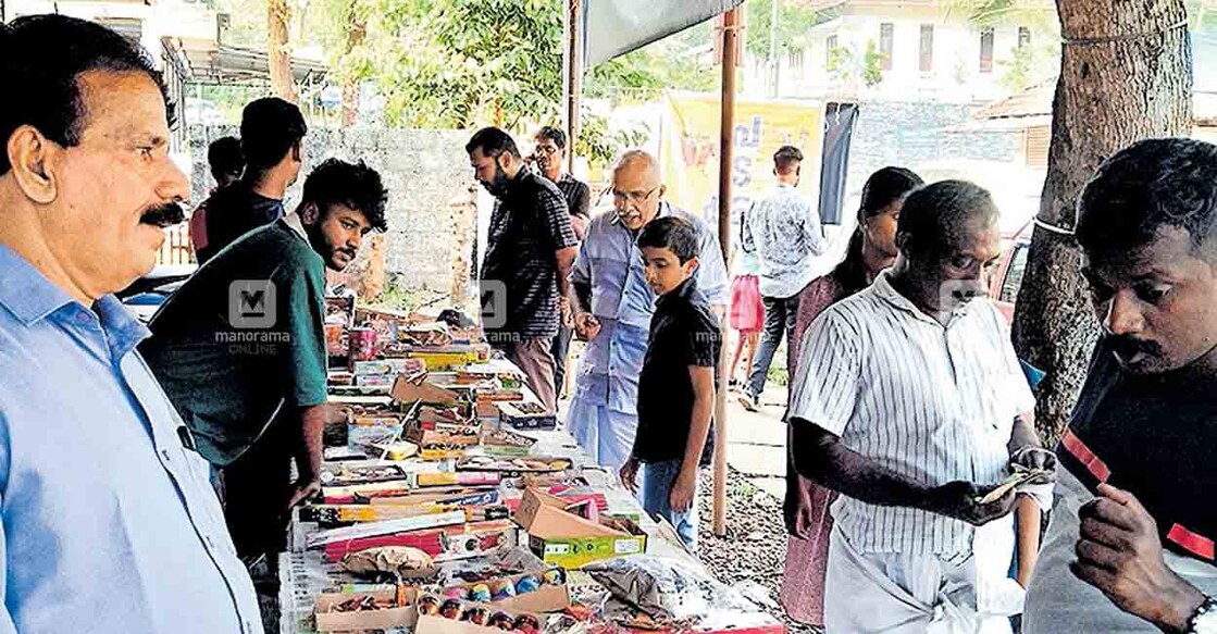 idukki-thodupuzha-shop തൊടുപുഴ മണക്കാട് റോഡിലുള്ള പടക്ക വിൽപന ശാലയിലെ തിരക്ക്.