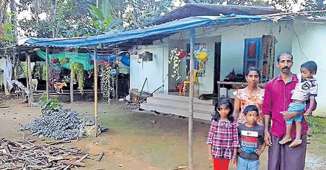 idukki-baiju-and-family ങ്കുളം ചെറുകിട ജലവൈദ്യുത പദ്ധതിക്കു വേണ്ടി ഭൂമി വിട്ടുനൽകാൻ സമ്മതപത്രം നൽകിയെങ്കിലും നടപടിക്രമങ്ങൾ ഫയലിൽ ഒതുങ്ങിയതോടെ ദുരിതത്തിലായ പൊട്ടയ്ക്കൽ ബൈജുവും കുടുംബാംഗങ്ങളും.