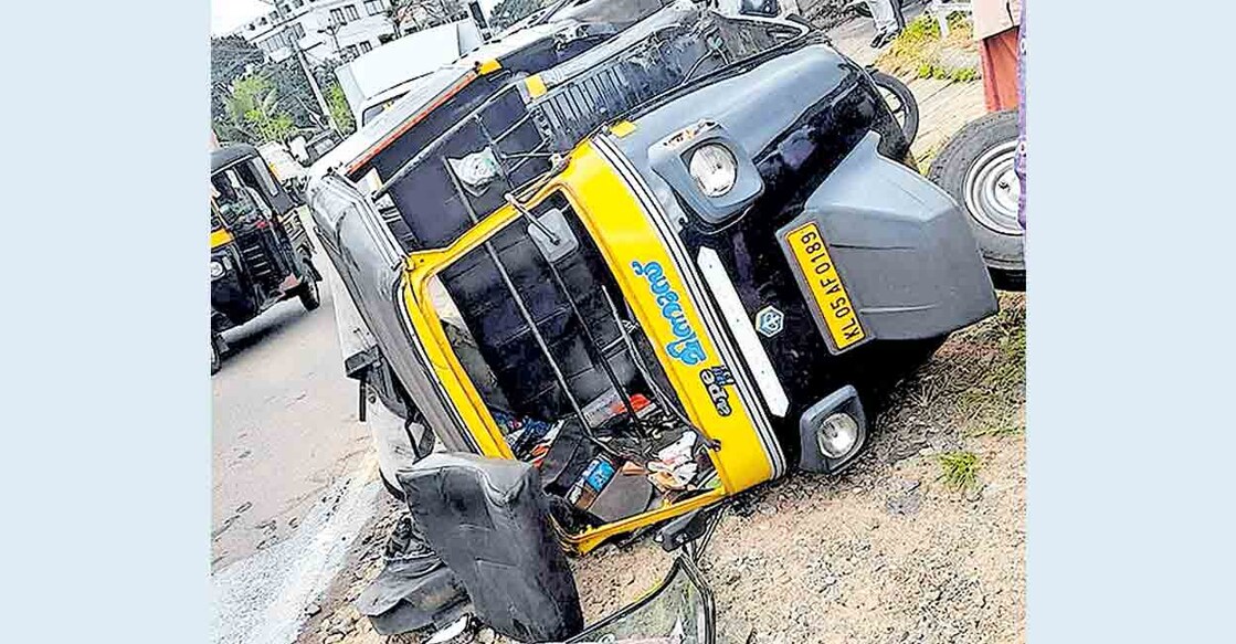 auto-accident കട്ടപ്പന - വെള്ളയാംകുടി റൂട്ടിൽ കാറുമായി കൂട്ടിയിടിച്ചതിനെ
തുടർന്ന് മറിഞ്ഞ ഓട്ടോറിക്ഷ.