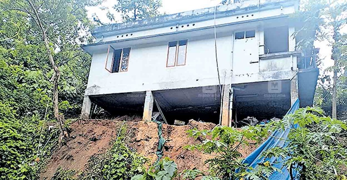  ബുധനാഴ്ച ഉണ്ടായ മലവെള്ളപ്പാച്ചിലിൽ വലിയപറമ്പിൽ മേഴ്സി ബിനുവിന്റെ വീട് അപകടാവസ്ഥയിലായ നിലയിൽ.