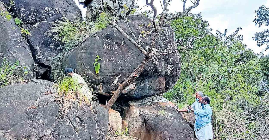 idukki-big-rock ഹെലിബറിയ കിളിപാടിയിൽ നിലം പൊത്താവുന്ന അവസ്ഥയിൽ നിൽക്കുന്ന പാറക്കല്ലുകൾ.