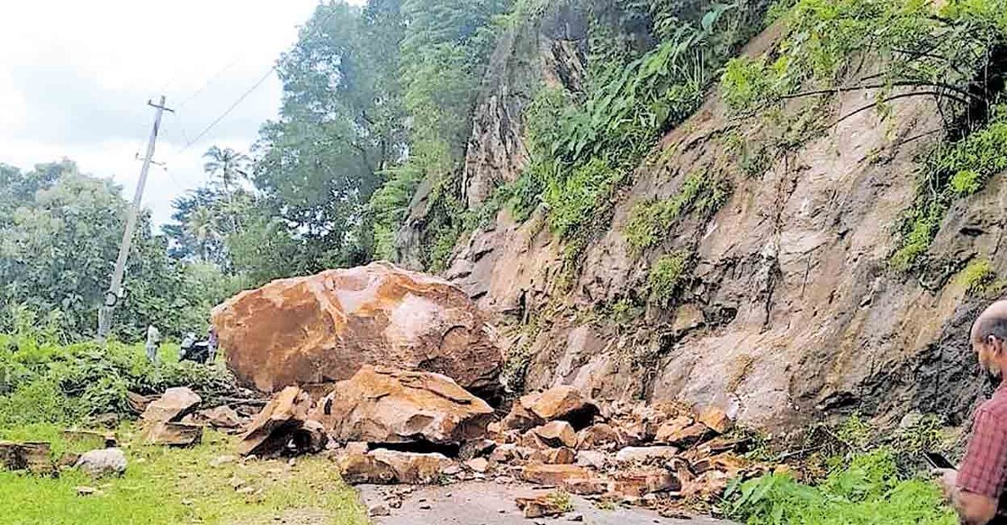 തട്ടക്കുഴ ചെപ്പുകുളം റോഡിൽ ചക്കീരാമാണ്ടി ഭാഗത്ത് റോഡിലേക്ക് കൂറ്റൻപാറ വീണ് ഗതാഗതം തടസ്സപ്പെട്ട നിലയിൽ.