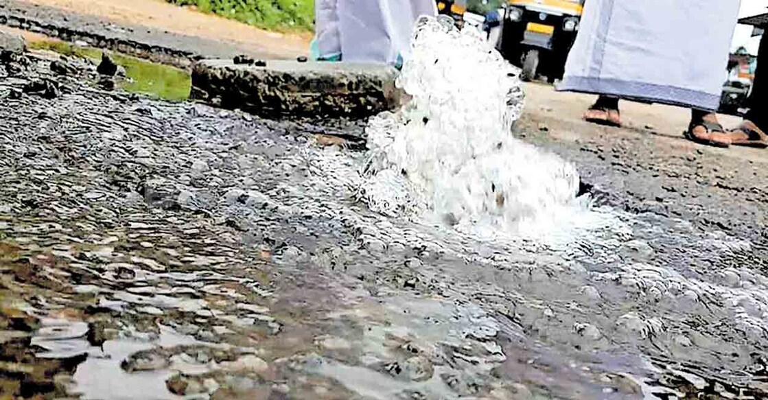 idukki-Fresh-water-pipe-bursts-in-Mary-Kulam-and-water-is-wasted മേരികുളത്ത് ശുദ്ധജല പൈപ്പ് പൊട്ടി വെള്ളം പാഴാകുന്നു.