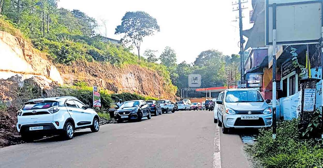  മെഡിക്കൽ കോളജ് റോഡിലെ അനധികൃത പാർക്കിങ്.  