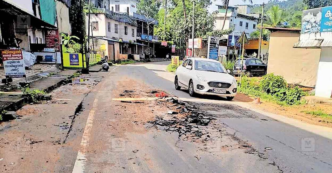 മുട്ടം ആശുപത്രിക്കു സമീപം പൈപ്പ് പൊട്ടിയതിനെത്തുടർന്ന് റോഡ് തകർന്ന നിലയിൽ.  