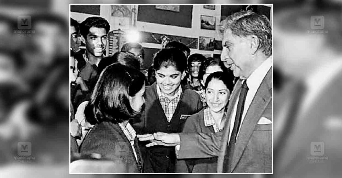 idukki-ratan-tata-with-students-mattupetti-high-range-school രത്തൻ ടാറ്റ മാട്ടുപ്പെട്ടി ഹൈറേഞ്ച് സ്കൂളിലെ കുട്ടികൾക്കൊപ്പം.