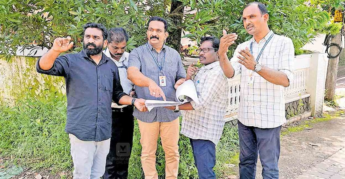 ദേശീയപാത 185ന്റെ ഭൂമി ഏറ്റെടുക്കലിന് ലാൻഡ് അക്വിസിഷൻ–എച്ച് അധികൃതർ അടിമാലി അമ്പലപ്പടിയിൽ തുടക്കം കുറിക്കുന്നു.  
