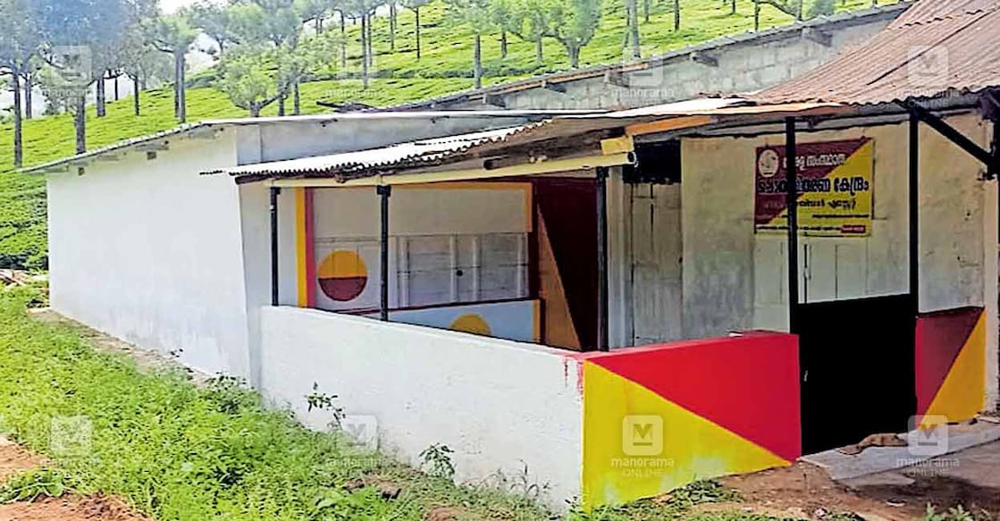 RATION-SHOP കാട്ടാന സ്ഥിരമായി തകർക്കുന്ന പന്നിയാറിലെ റേഷൻ കട.