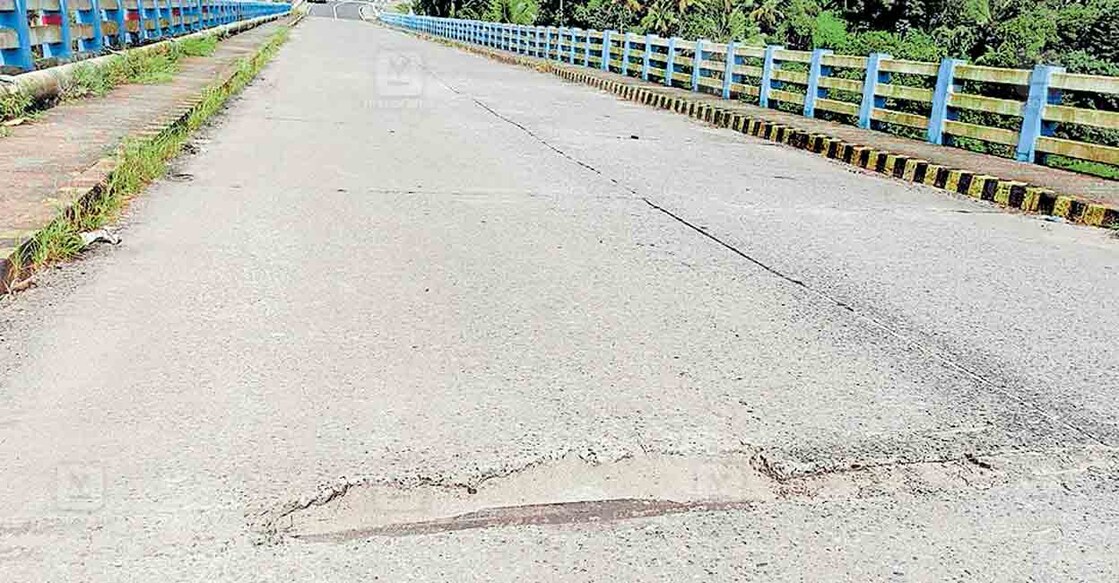idukki-kallarkutty-bridge കല്ലാർകുട്ടി പുതിയ പാലത്തിലെ കുഴി
