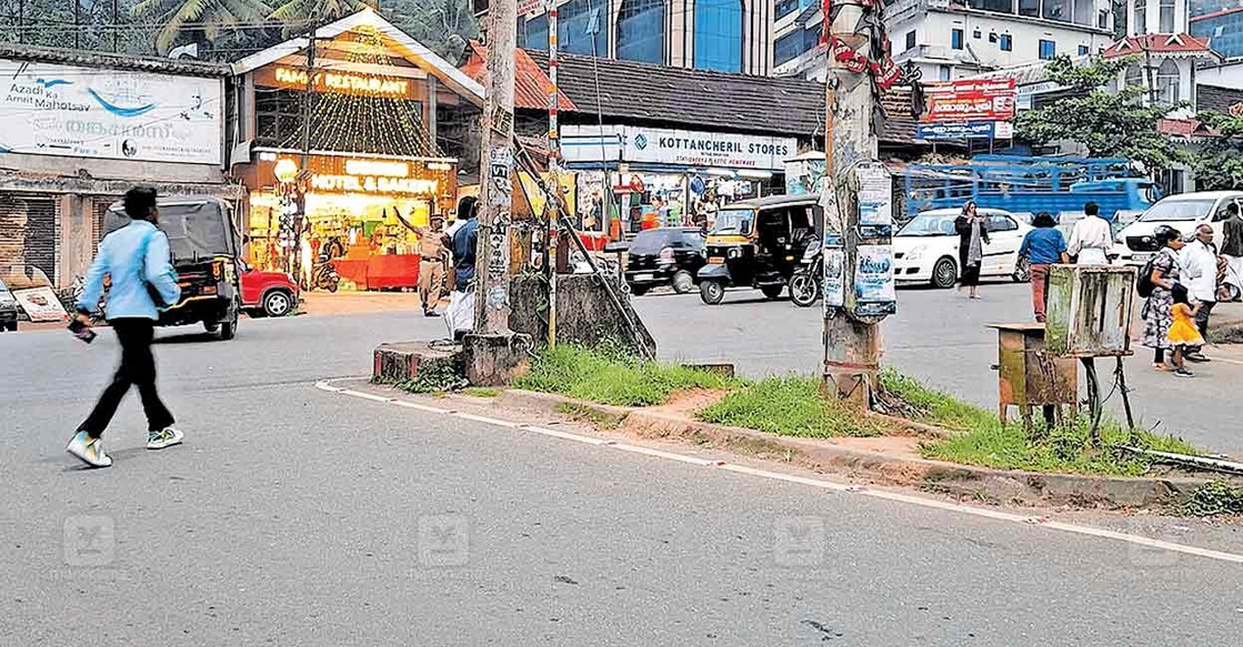 adimali-flex-board-removal ഫ്ലെക്സ് ബോർഡുകൾ നീക്കം ചെയ്ത അടിമാലി ടൗണിലെ സെൻട്രൽ ജംക്ഷൻ