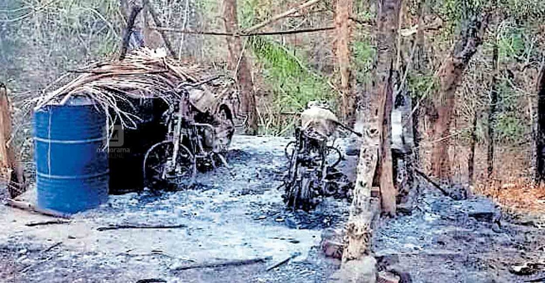 idukki-bike-caught-fire പതിക്കമലയിൽ തീ പടർന്നു പിടിച്ചതിനെത്തുടർന്നു ബൈക്കുകൾ കത്തിനശിച്ചപ്പോൾ.