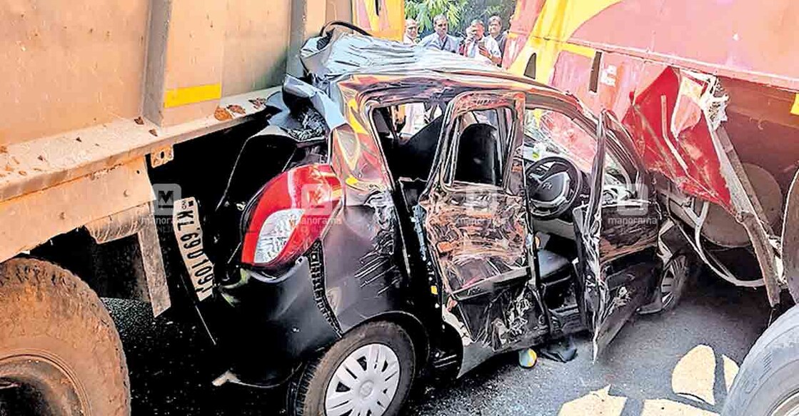 കഴിഞ്ഞദിവസം ദേശീയപാതയിൽ ചാക്കോച്ചി വളവിനു സമീപം ലോറിക്കും കെഎസ്ആർടിസിക്കും
ഇടയിൽപെട്ട് തകർന്ന കാർ