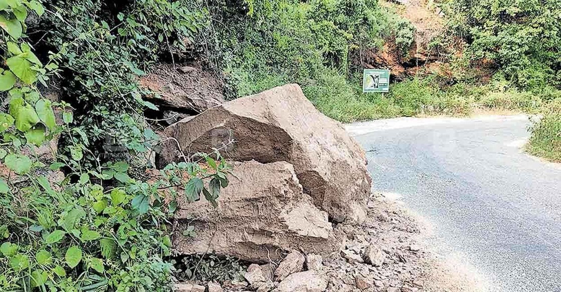 മറയൂർ–ചിന്നാർ റോഡിൽ വശങ്ങളിൽ വീണുകിടക്കുന്ന കൂറ്റൻ പാറക്കല്ലുകൾ. 