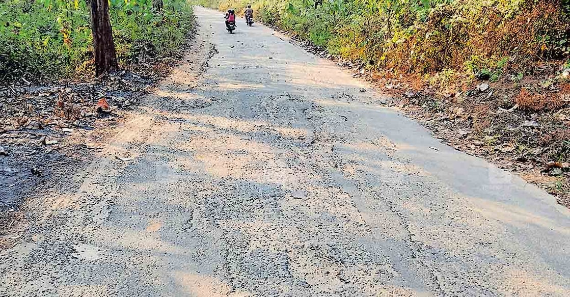 തകർന്നു കിടക്കുന്ന കരിമണ്ണൂർ തൊമ്മൻകുത്ത് റോഡ്