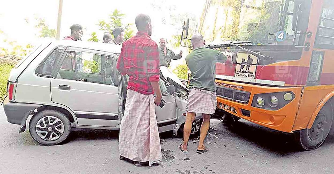 മുറിഞ്ഞപുഴയ്ക്കു സമീപം കണയങ്കവയൽ റോഡിൽ കാറും ബസും കൂട്ടിയിടിച്ചു ഉണ്ടായ അപകടം.