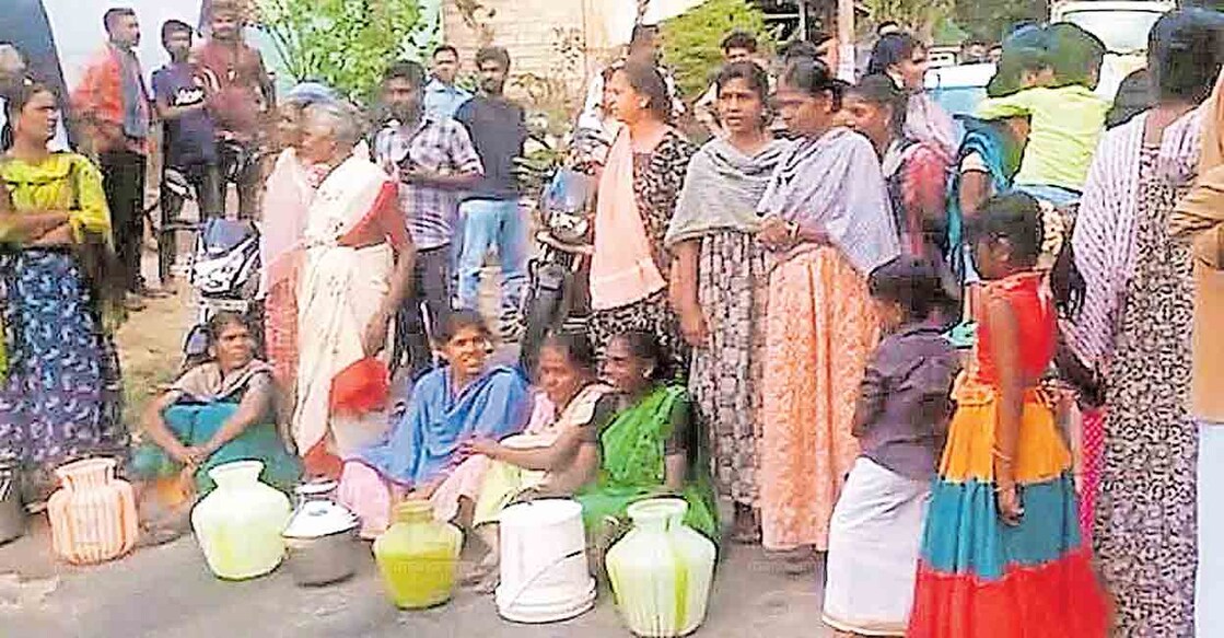 ശുദ്ധജല ക്ഷാമത്തിന് പരിഹാരം കാണണമെന്ന് ആവശ്യപ്പെട്ട് സ്ത്രീകൾ മറയൂർ – കാന്തല്ലൂർ റോഡ് ഉപരോധിക്കുന്നു.  
