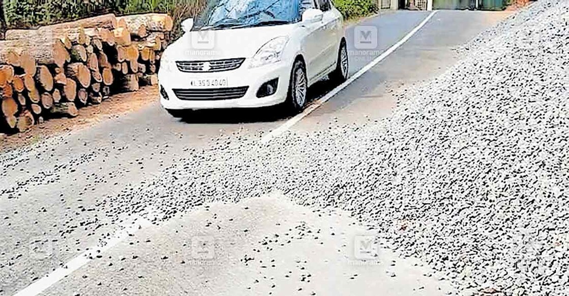 വാഗമൺ-ഉപ്പുതറ റോഡിൽ മാട്ടുതാവളത്ത് നിർമാണത്തിനായി
ഇറക്കിയിട്ടിരിക്കുന്ന മെറ്റൽ റോഡിലേക്കു നിരന്ന നിലയിൽ.
