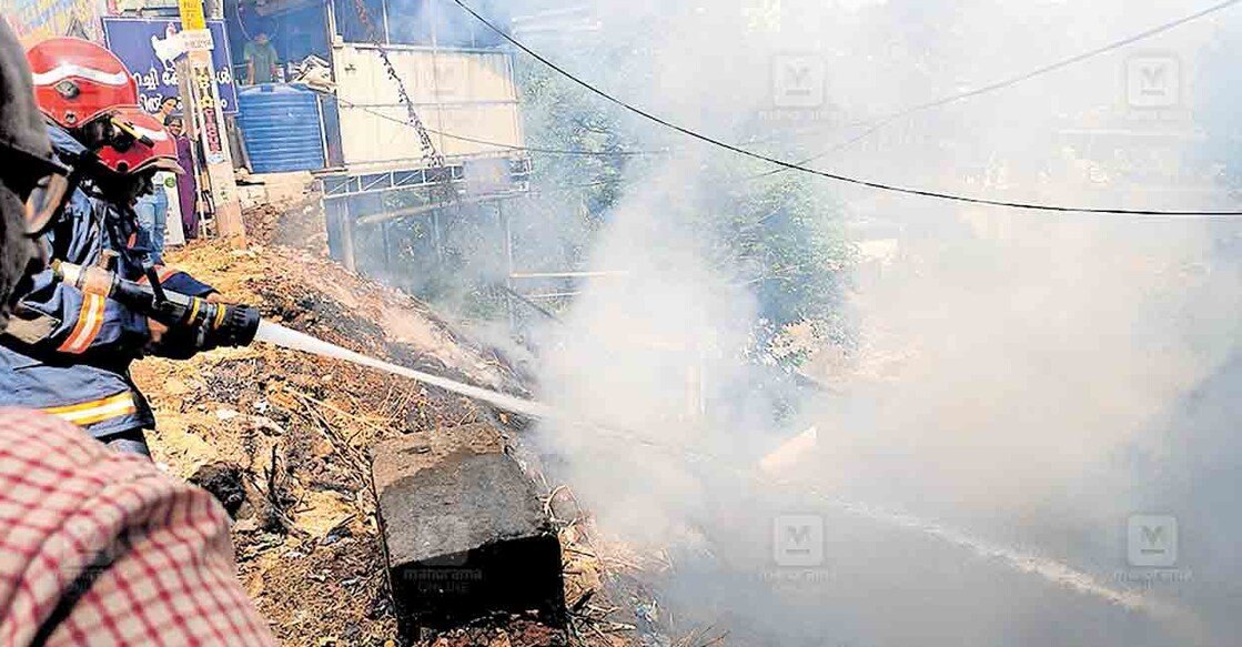 ചെറുതോണി ടൗണിൽ വാഴത്തോപ്പ് കവലയ്ക്ക് സമീപം തീപിടിത്തമുണ്ടായ സ്ഥലത്ത് ഫയർഫോഴ്സ് ഉദ്യോഗസ്ഥർ തീയണയ്ക്കുന്നു.  
