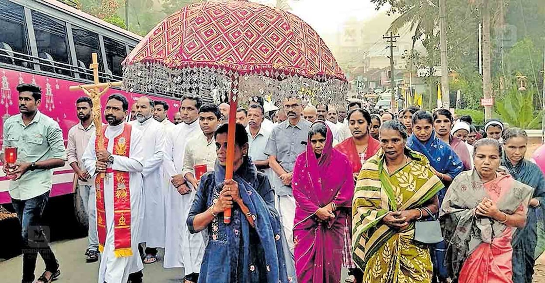 ദുഃഖവെള്ളിയാഴ്ച ഇടുക്കി രൂപതാ മെത്രാൻ മാർ ജോൺ നെല്ലിക്കുന്നേലിന്റെ നേതൃത്വത്തിൽ എഴുകുംവയൽ കുരിശുമലയിലേക്ക് നടന്ന പീഡാനുഭവ യാത്ര.  