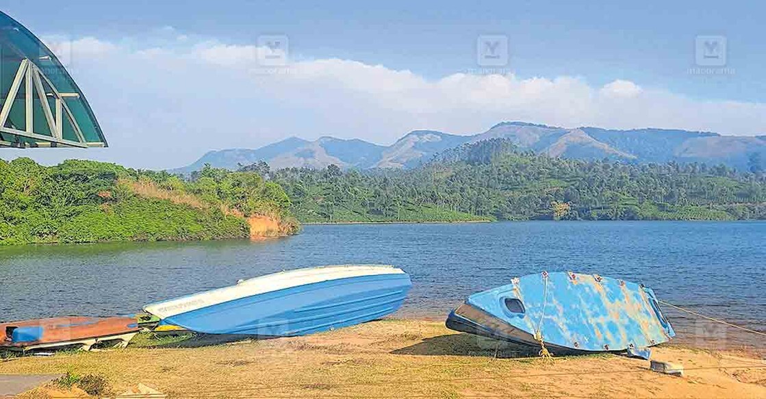 ബോട്ടിങ് നിരോധനത്തിനു ശേഷം ആനയിറങ്കൽ ജലാശയത്തിന്റെ കരയിൽ കയറ്റിവച്ചിരിക്കുന്ന ബോട്ടുകൾ. 