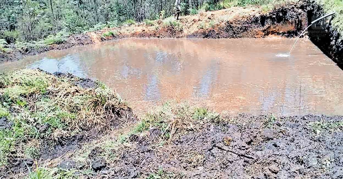 വന്യമൃഗങ്ങൾക്ക് വെള്ളം കുടിക്കാനായി വനത്തിനുള്ളിൽ വനംവകുപ്പ് തയാറാക്കിയ കുളം.  
