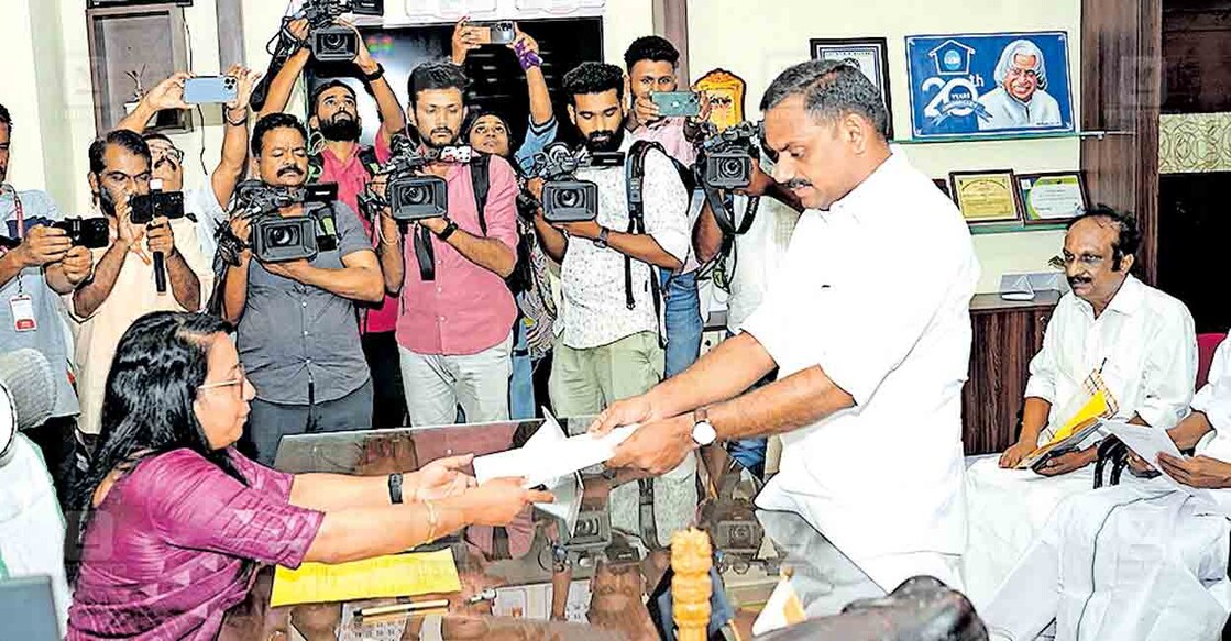 idukki-udf-candidate യുഡിഎഫ് സ്ഥാനാർഥി ഡീൻ കുര്യാക്കോസ് നാമനിർദേശ പത്രിക സമർപ്പിക്കുന്നു