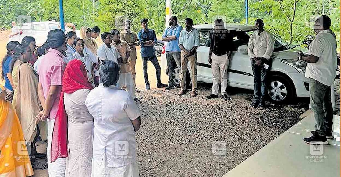 വാഴത്തോപ്പ്‌ കുടുംബാരോഗ്യ കേന്ദ്രത്തിനു മുന്നിൽ ജീവനക്കാർ നടത്തിയ പ്രതിഷേധം.