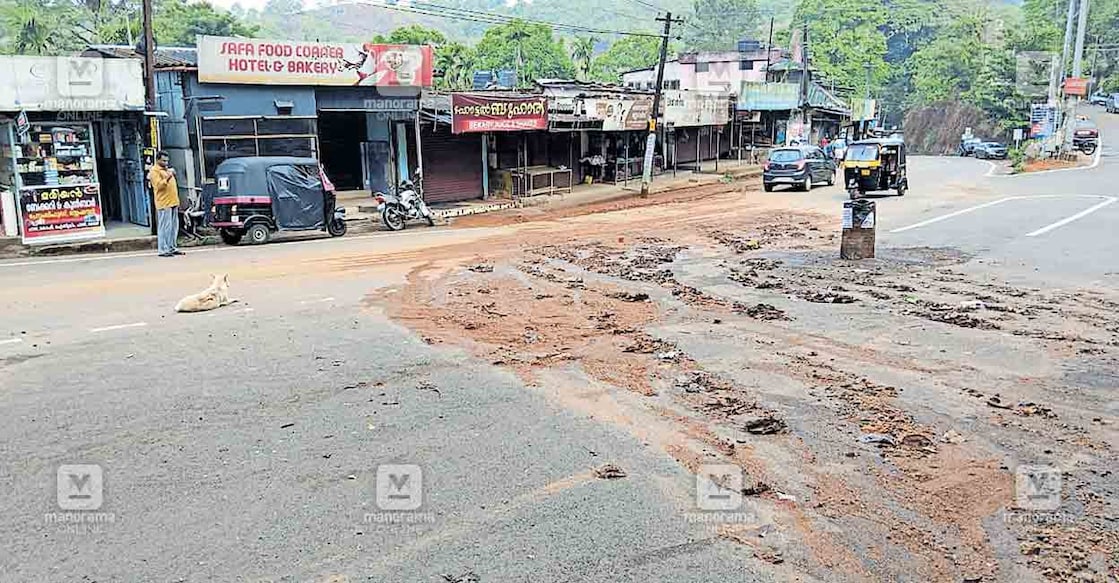 idukki-water-road-6 ശക്തമായ മഴയിൽ പൈനാവ് ടൗണിലേക്ക് ഒഴുകിയെത്തിയ കല്ലും മണ്ണും.