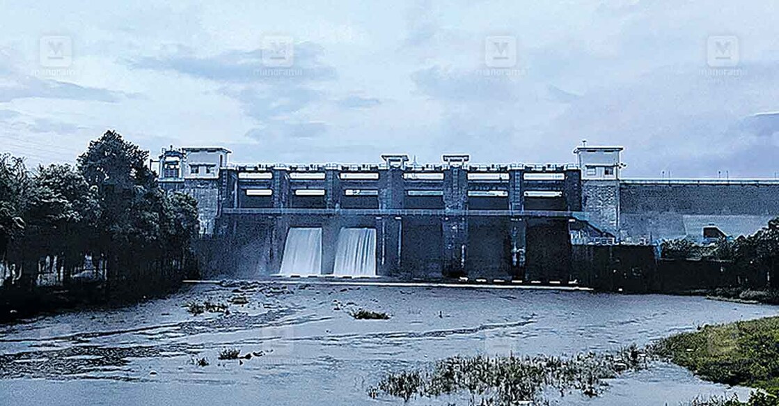 ഇന്നലെ വൈകിട്ട് മലങ്കര അണക്കെട്ടിന്റെ 2 ഷട്ടറുകൾ ഉയർത്തിയപ്പോൾ.  
