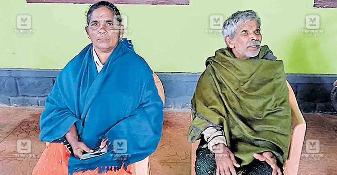 കിഴുകാനം സ്വദേശികളായ ദമ്പതികൾ വനം വകുപ്പ് ഓഫിസിനു മുൻപിൽ സമരം ആരംഭിച്ചപ്പോൾ.  