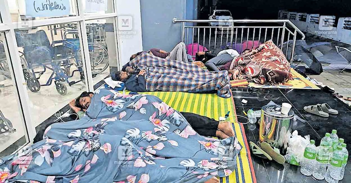 idukki-medical-student-strick-2 ഇടുക്കി മെഡിക്കൽ കോളജ് അത്യാഹിത വിഭാഗത്തിന് മുന്നിൽ രാപകൽ സമരം നടത്തുന്ന വിദ്യാർഥികൾ