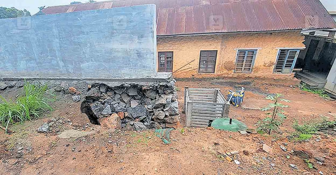 കല്ലാർ ഗവ. സ്കൂളിലെ സംരക്ഷണഭിത്തി ഇടിഞ്ഞ നിലയിൽ. 