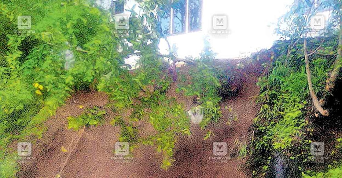 idukki-house-landslide-3 മണ്ണിടിച്ചിലിൽ അപകടത്തിലായ കേശമുനി തേവറാണിയിൽ ബിനോയിയുടെ വീട്.
