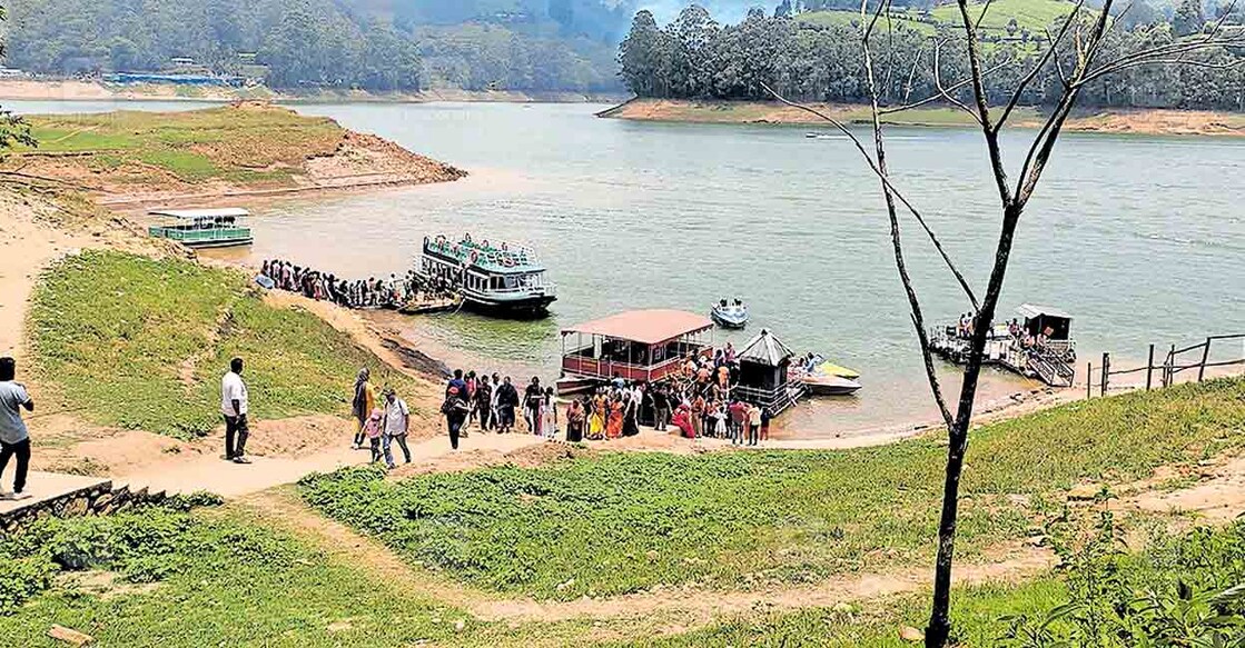 idukki-mattupetty-dam
മാട്ടുപ്പെട്ടി ഡാമിൽ ബോട്ടിങ്ങിനെത്തിയവരുടെ തിരക്ക്.