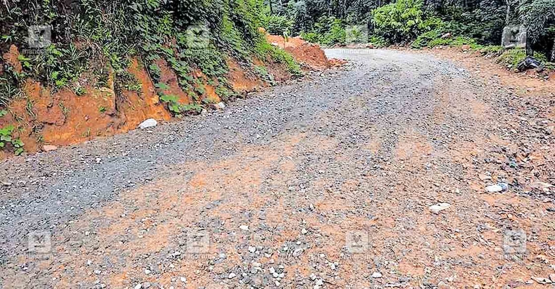 തകർന്നു കിടക്കുന്ന ആറാംമൈൽ– അമ്പതാംമൈൽ റോഡ്.  