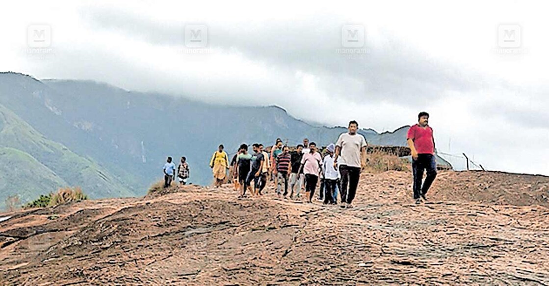 മുരുകൻമലയിലേക്ക് നടന്നുകയറിയ വിനോദ സഞ്ചാരികൾ.